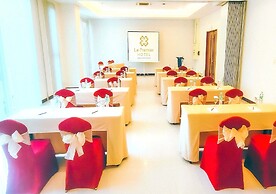 Le Premier Hotel Kota Deltamas