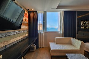 Moon Bay Hotel
