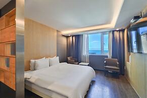 Moon Bay Hotel
