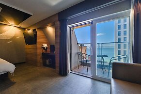 Moon Bay Hotel