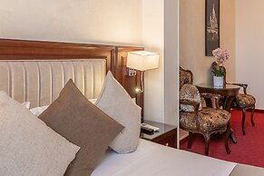 HOTEL ROYAL