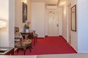 HOTEL ROYAL