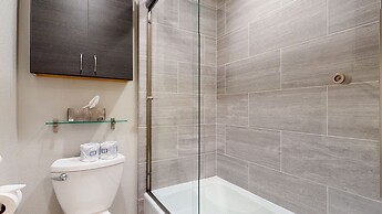 Mammoth Creek 9 Remodeled, Mountain Views with Fireplace, Walk to Park