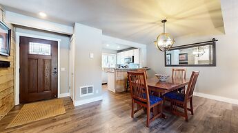 Mammoth Creek 9 Remodeled, Mountain Views with Fireplace, Walk to Park