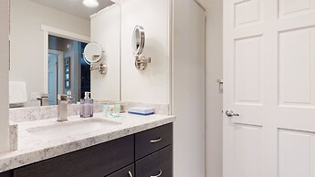 Mammoth Creek 9 Remodeled, Mountain Views with Fireplace, Walk to Park