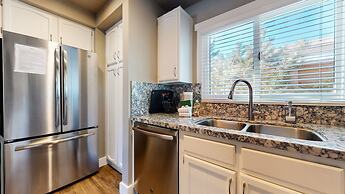 Mammoth Creek 9 Remodeled, Mountain Views with Fireplace, Walk to Park