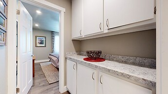 Mammoth Creek 9 Remodeled, Mountain Views with Fireplace, Walk to Park