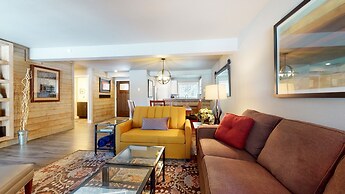 Mammoth Creek 9 Remodeled, Mountain Views with Fireplace, Walk to Park