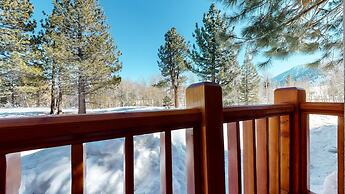 Mammoth Creek 9 Remodeled, Mountain Views with Fireplace, Walk to Park