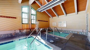 Mammoth Creek 9 Remodeled, Mountain Views with Fireplace, Walk to Park