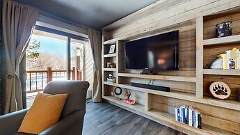 Mammoth Creek 9 Remodeled, Mountain Views with Fireplace, Walk to Park