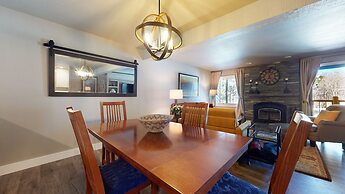 Mammoth Creek 9 Remodeled, Mountain Views with Fireplace, Walk to Park