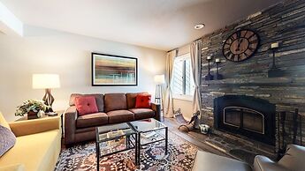 Mammoth Creek 9 Remodeled, Mountain Views with Fireplace, Walk to Park