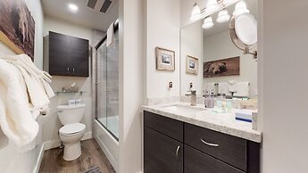 Mammoth Creek 9 Remodeled, Mountain Views with Fireplace, Walk to Park