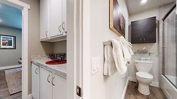 Mammoth Creek 9 Remodeled, Mountain Views with Fireplace, Walk to Park