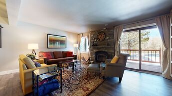 Mammoth Creek 9 Remodeled, Mountain Views with Fireplace, Walk to Park