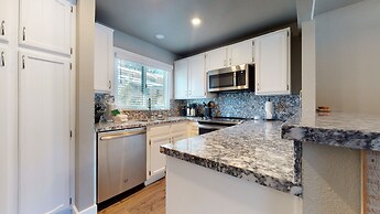 Mammoth Creek 9 Remodeled, Mountain Views with Fireplace, Walk to Park