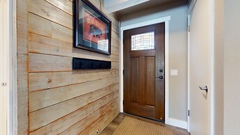 Mammoth Creek 9 Remodeled, Mountain Views with Fireplace, Walk to Park