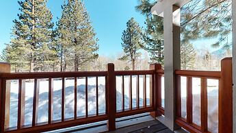 Mammoth Creek 9 Remodeled, Mountain Views with Fireplace, Walk to Park