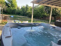 Close To River & Wineries, 2br Cottage With Hottub 2 Bedroom Home by R