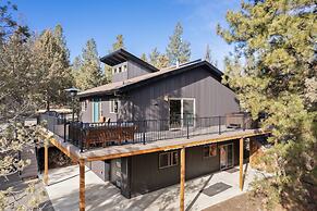 Pet-Friendly Pine Knoll Private Home with Hot Tub and Fire Pit by RedA