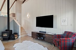 Pet-Friendly Pine Knoll Private Home with Hot Tub and Fire Pit by RedA