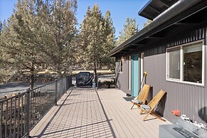 Pet-Friendly Pine Knoll Private Home with Hot Tub and Fire Pit by RedA