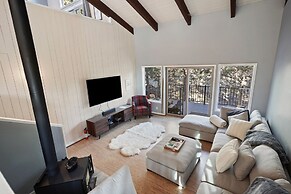 Pet-Friendly Pine Knoll Private Home with Hot Tub and Fire Pit by RedA