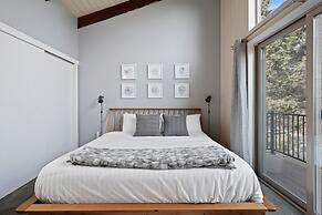 Pet-Friendly Pine Knoll Private Home with Hot Tub and Fire Pit by RedA