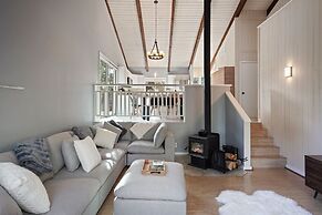 Pet-Friendly Pine Knoll Private Home with Hot Tub and Fire Pit by RedA