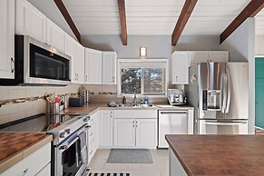 Pet-Friendly Pine Knoll Private Home with Hot Tub and Fire Pit by RedA