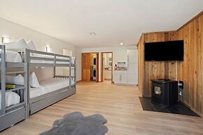 Pet-Friendly Pine Knoll Private Home with Hot Tub and Fire Pit by RedA