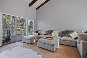 Pet-Friendly Pine Knoll Private Home with Hot Tub and Fire Pit by RedA