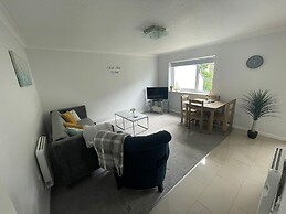360 Serviced Accommodations - Canal Side Retreat - 2 Bedroom Apartment