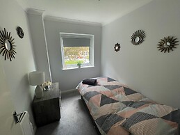 360 Serviced Accommodations - Canal Side Retreat - 2 Bedroom Apartment