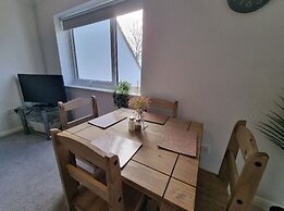 360 Serviced Accommodations - Canal Side Retreat - 2 Bedroom Apartment