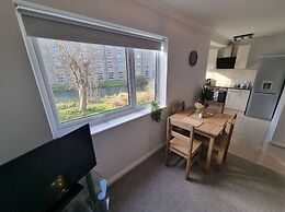 360 Serviced Accommodations - Canal Side Retreat - 2 Bedroom Apartment