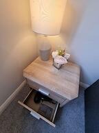 360 Serviced Accommodations - Canal Side Retreat - 2 Bedroom Apartment