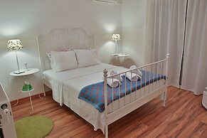 Nestor Hillside Moniatis House