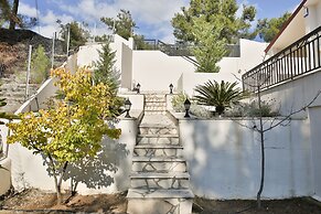 Nestor Hillside Moniatis House