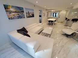 Alexander 611 3 Bedroom Apts by RedAwning