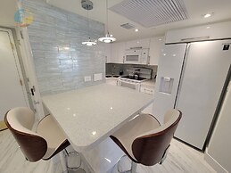 Alexander 611 3 Bedroom Apts by RedAwning