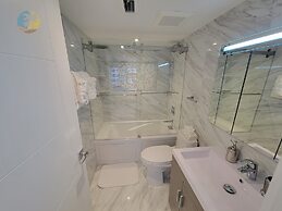 Alexander 611 3 Bedroom Apts by RedAwning