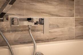 Hiraeth - Luxury Lodge With Hot Tub Close to Beach