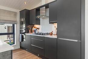 Hiraeth - Luxury Lodge With Hot Tub Close to Beach