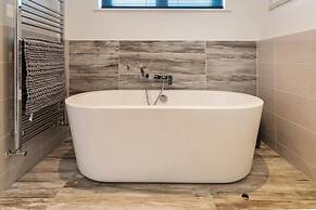 Hiraeth - Luxury Lodge With Hot Tub Close to Beach