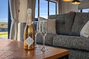 Hiraeth - Luxury Lodge With Hot Tub Close to Beach