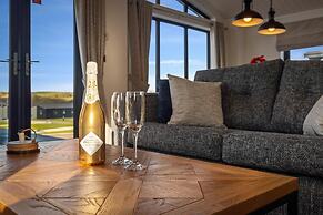 Hiraeth - Luxury Lodge With Hot Tub Close to Beach