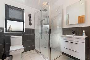 Hiraeth - Luxury Lodge With Hot Tub Close to Beach