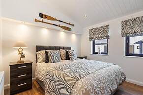 Hiraeth - Luxury Lodge With Hot Tub Close to Beach